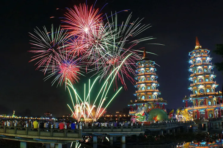 蓮池潭龍虎塔夜景。高市府觀光局提供