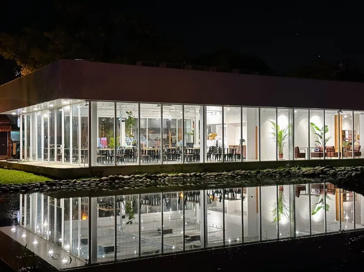 泮咖啡建築設計簡約新潮，是新興網美打卡熱點。高市府觀光局提供