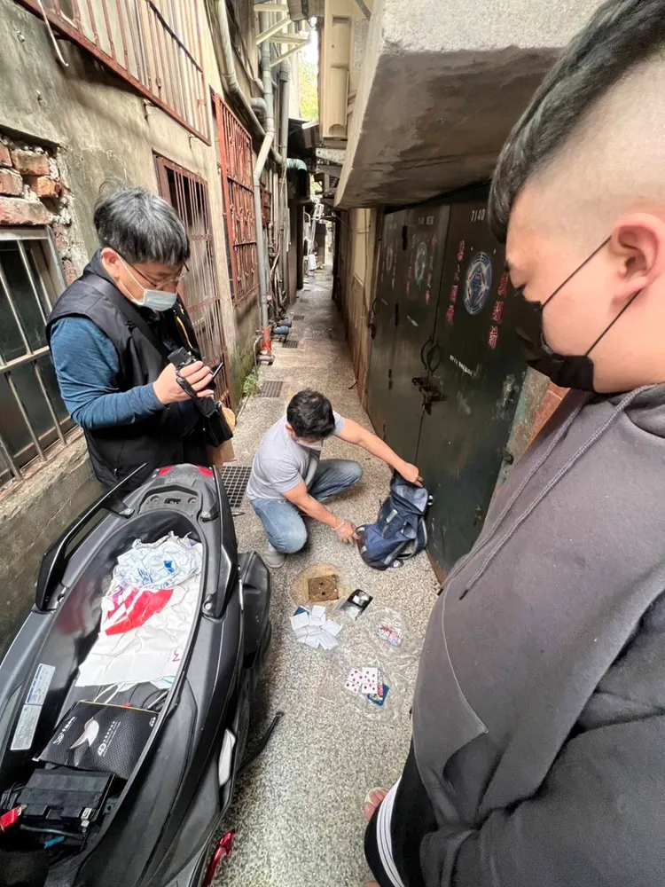 警方在機車置物箱內查獲毒品。翻攝畫面