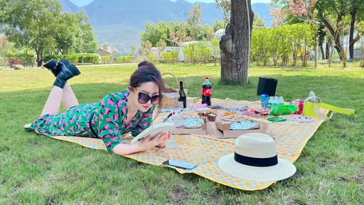 劉亦菲趁風光明媚野餐去 曝光仙女姊姊也愛「肥宅快樂水」