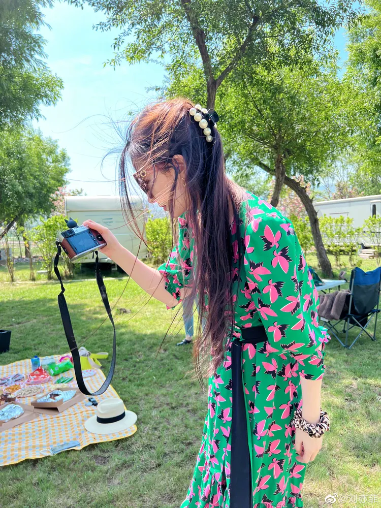 劉亦菲記錄下風光明媚的野餐畫面。翻攝劉亦菲微薄