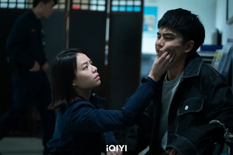 花絮曝光宋芸樺（左）為搞怪女警一角把沒水準、沒禮貌行為放大。愛奇藝國際站提供