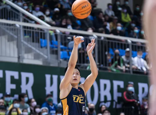 1月平均每场轰5记3分球!中信特攻疯狂射手谢亚轩拿下T1月MVP