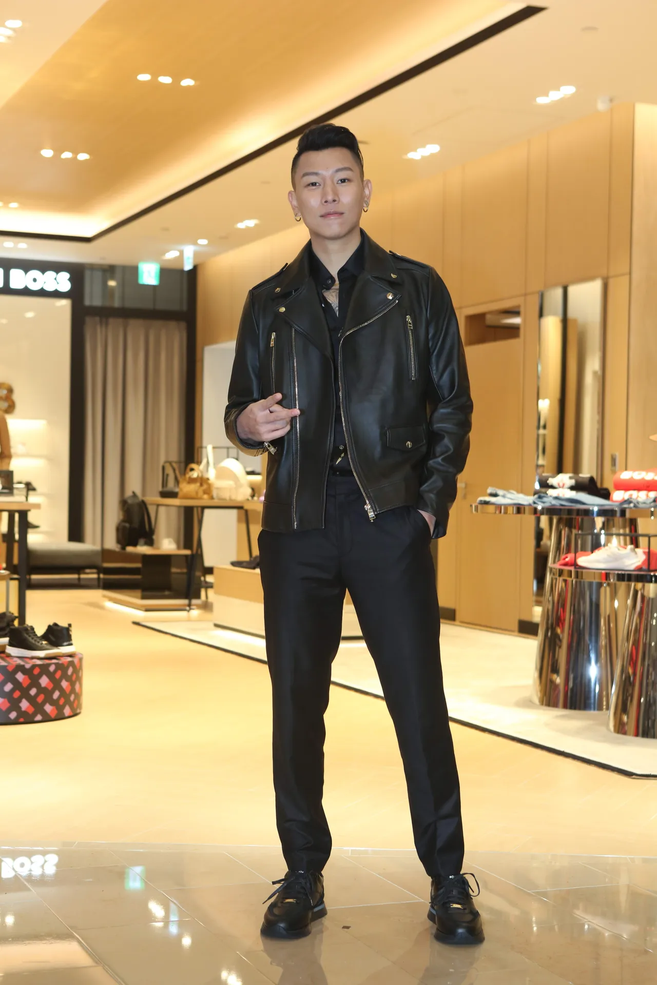 已准备好大放年假的瘦子，穿上Looney Tunes x BOSS农历新年联名系列服饰，心情看来十分轻松。张哲鸣摄