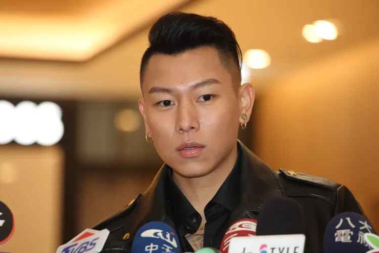 瘦子日前撞傷鼻樑的傷口，在化妝遮掩下，看來未對帥氣臉龐造成影響。張哲鳴攝