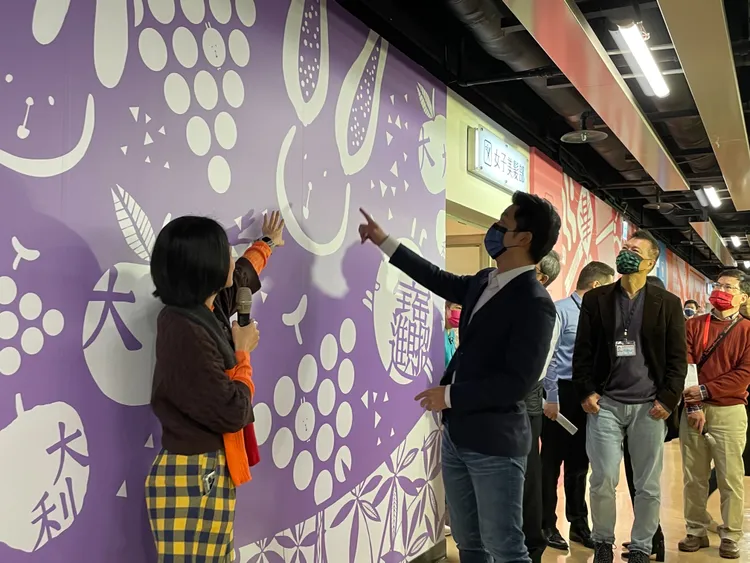 台北市長蔣萬安至市政大樓B2參觀美食區換新裝。劉彥宜攝