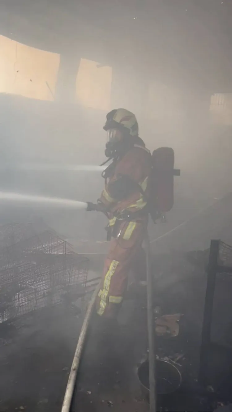 消防員進入火場灌救。民眾提供