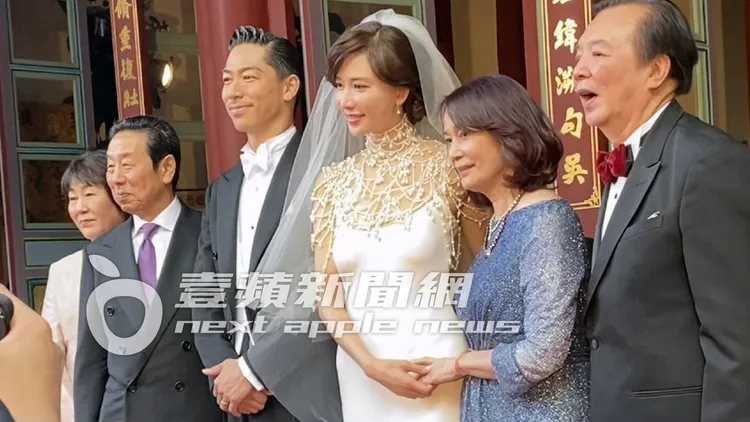 林志玲與AKIRA於2019年11月在台南吳氏大宗祠舉辦婚禮，兩家人開心合照。左起AKIRA媽媽、AKIRA爸爸、AKIRA、林志玲、志玲媽媽、志玲爸爸。