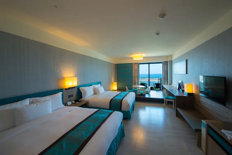 福容大飯店福隆推出「錢兔似錦春節假期」住房專案12,888元起，可選擇雙人一泊二食或是4人一泊一食入住方式，入住精緻和洋客房兩大床的房型。福容提供