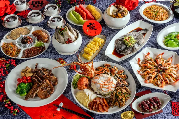 如果想選擇中式圍爐一起團圓吃飯，福粵樓中式餐廳也推圍爐合菜9,000元起。福容提供