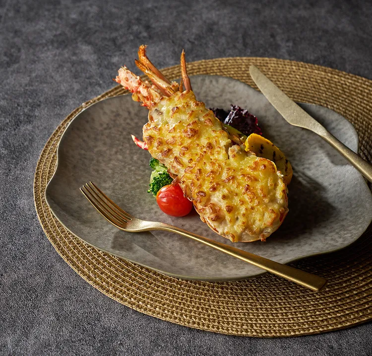 田園咖啡廳自助百匯晚餐，從除夕到初五期間每位用餐成人加贈半隻焗烤波士頓龍蝦。福容提供