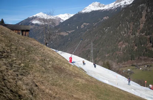 滑草逆？暖冬降雪少　歐洲滑雪場關閉、減少開放坡道