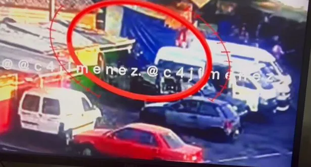 瑪麗亞被陌生男子逼上車。翻攝自推特