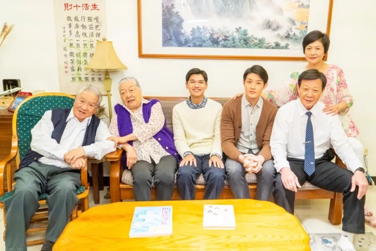 寇世勳（右）在《你好，我是誰》是丁強（左起）和劉引商的醫師兒子。華視提供