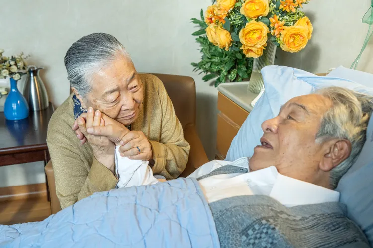 劉引商飾演的曹奶奶（左）不捨地看著曹爺爺丁強。大愛提供