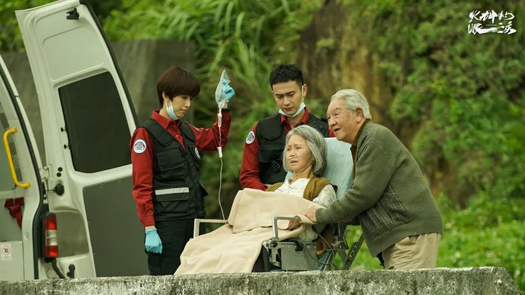 丁強（右起）和李璇在《火神的眼淚》演出令人動容。翻攝公視臉書