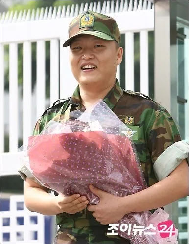 PSY過去也曾服2次兵役，2007年重新入伍，2009年退伍。翻攝joynews24