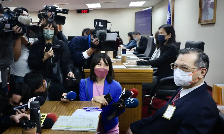 論文抄襲案後，陳明通屢遭質疑，但他仍堅持強調「局長不回答教授問題」。資料照片