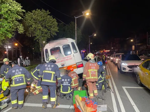 公車司機精神不濟突恍神 衝對向車道!撞2車害1騎士受困車底