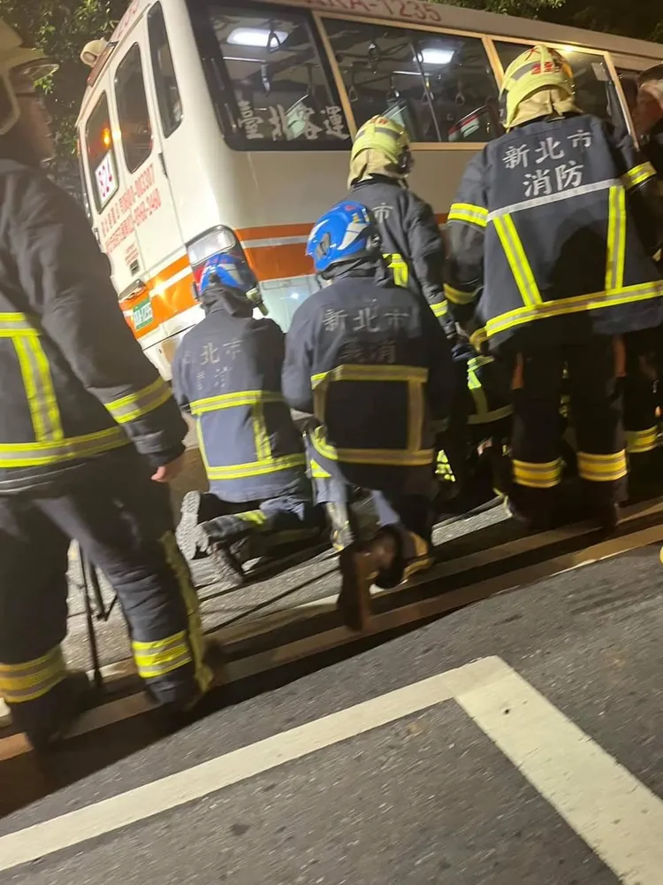 警消費了一番功夫，才將傷者救出。翻攝畫面