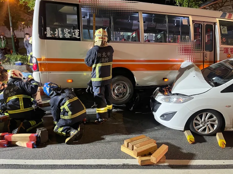 警消救援傷者。翻攝畫面