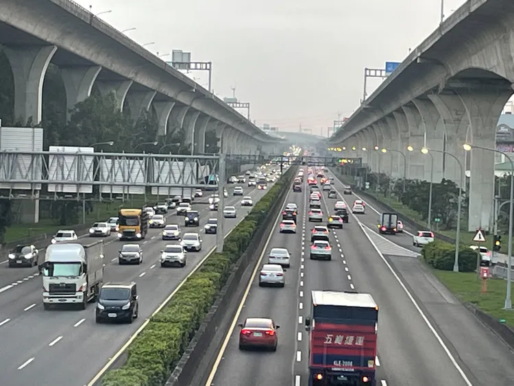 國道桃園路段南北雙向車多。張沛森攝