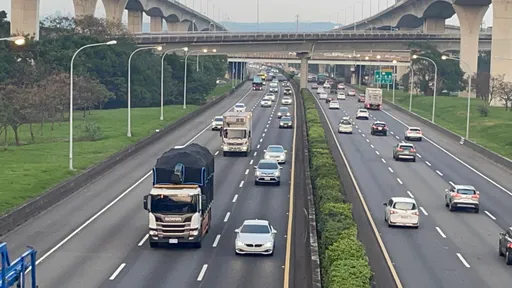 放假啦!返鄉、下班車潮湧國道 桃園路段車多壅塞