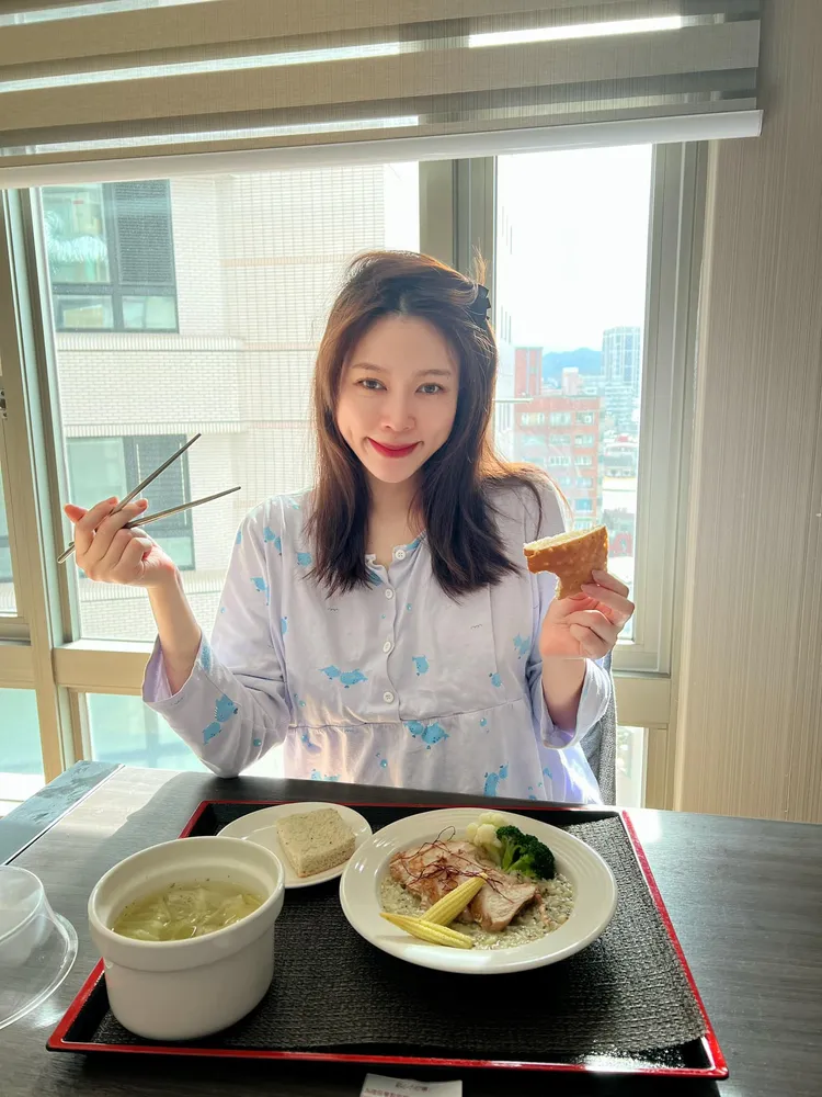 葉映彤畫上淡妝拍照，想正式跟以前的自己說聲再見。翻攝臉書/我是新聞人 葉映彤 