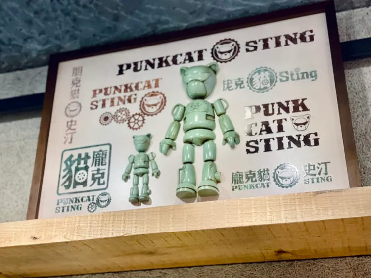 現場同步展出與周董聯名的青花瓷款、紅顏如霜款等經典系列商品。曾仲葳攝