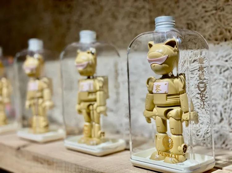 1/16前至麥吉門市購買任一飲品並完成指定任務，就有機會獲得限量聯名龐克貓公仔。曾仲葳攝