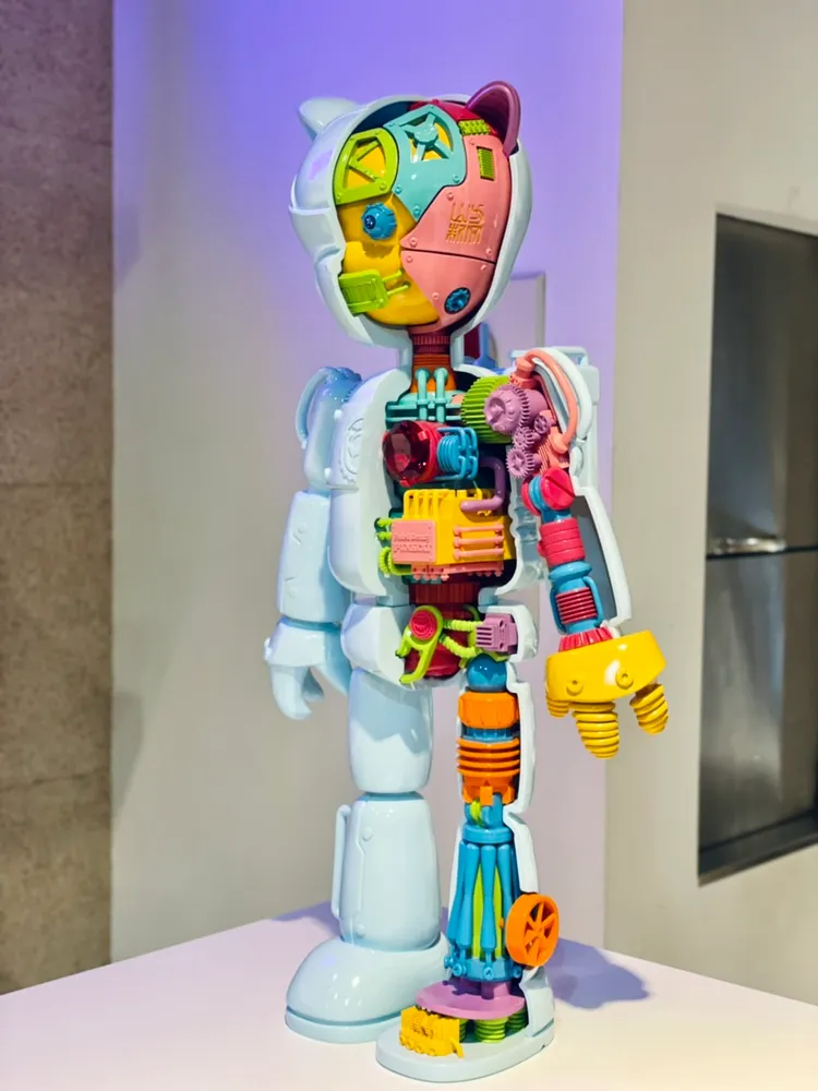 現場同步展出與周董聯名的青花瓷款、紅顏如霜款等經典系列商品。曾仲葳攝