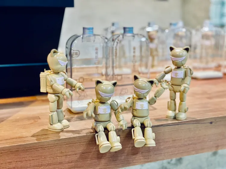 龐克貓專為麥吉打造的限量聯名款公仔「麥吉貓」，以麥吉奶茶為靈感，公仔介於深羊駝色與淺拿鐵色之間。曾仲葳攝