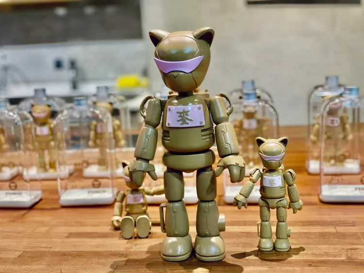 「麥吉貓」，以麥吉奶茶為靈感，公仔介於深羊駝色與淺拿鐵色之間，並結合草莓奶茶溫柔的粉色，胸前以麥字呈現。曾仲葳攝