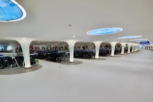 全球最大水下自行車停車場在這 抽乾海水才蓋號稱工程奇蹟
