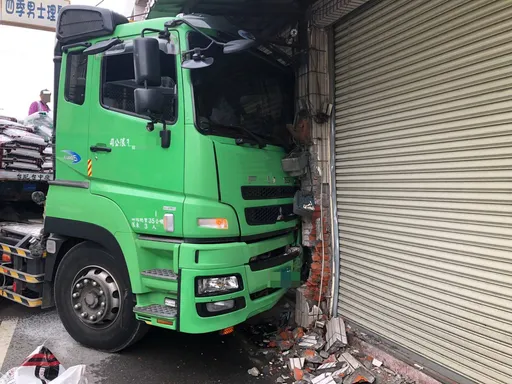 驚人畫面曝光!糊塗駕駛沒拉手煞車 衝撞民宅GG了