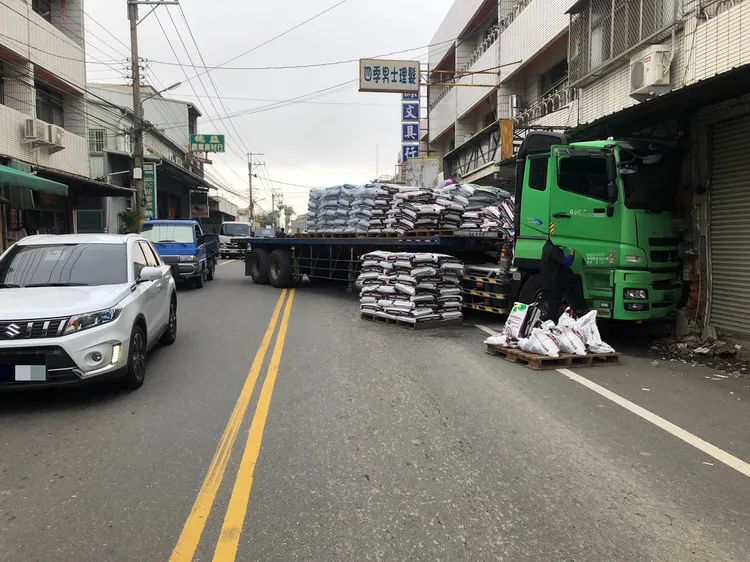 曳引車撞擊民宅，後方載運的肥料整個往前傾倒。讀者提供