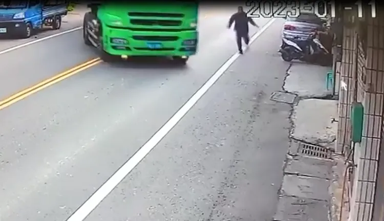 監視畫面拍下駕駛發現曳引車滑行，衝上前急欲搶救。讀者提供