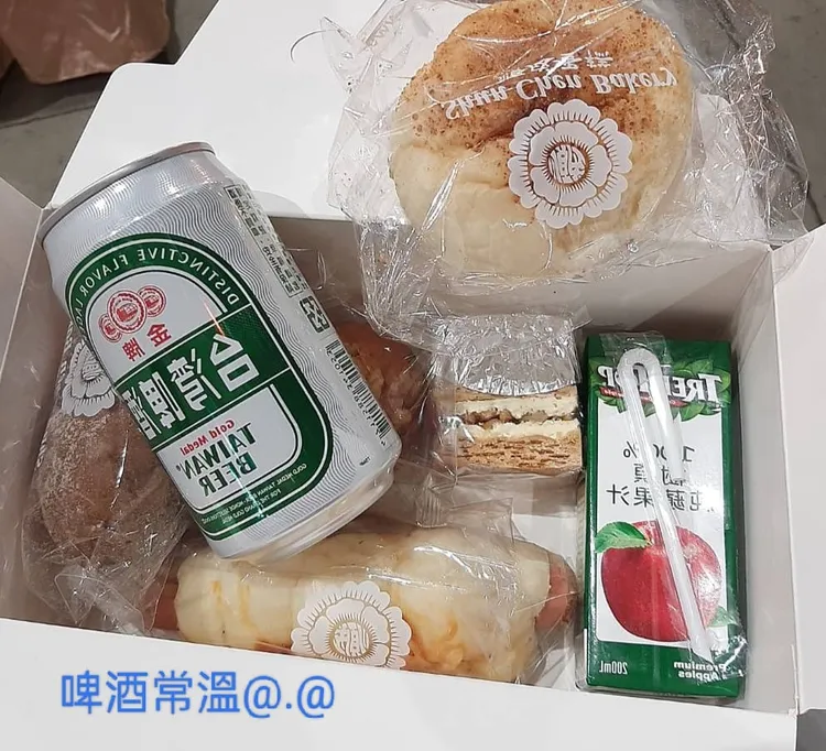 網友看到這樣的尾牙餐盒很傻眼，啤酒還是常溫。翻攝匿名公社