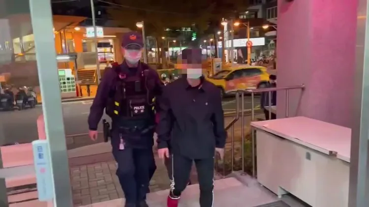 警方將雙方帶回警局。三重警分局提供