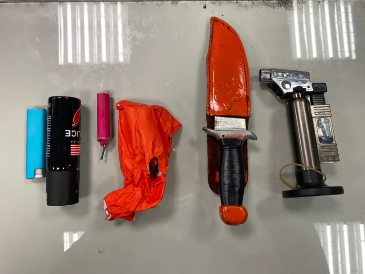 警方起出陳男攜帶的槍型打火機、刀械、鞭炮等物品。三重警分局提供