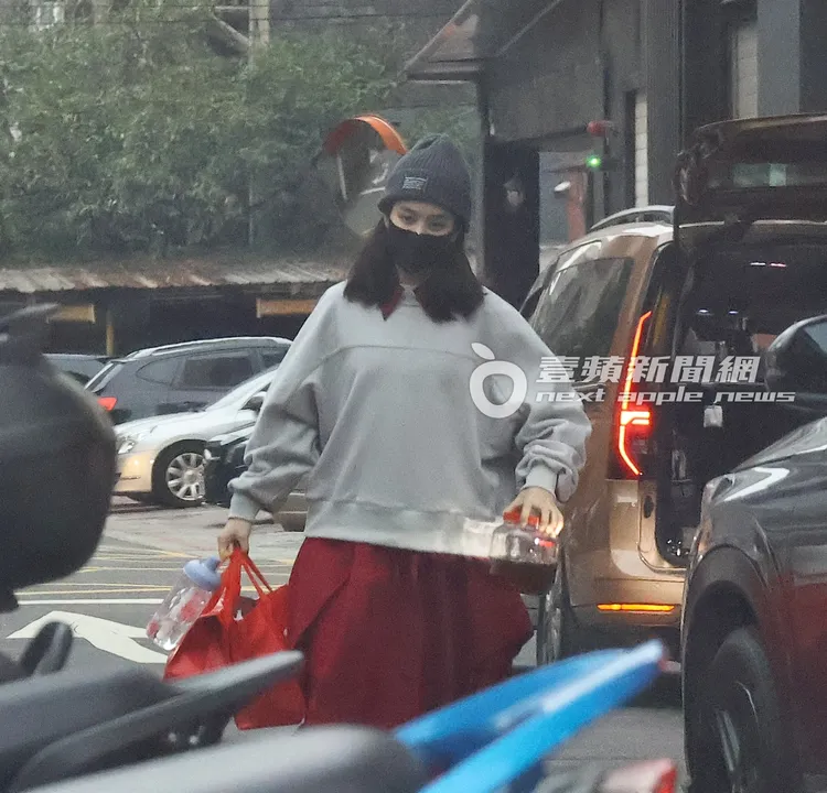 温貞菱手提著「開工禮物」往後走。特勤中心攝