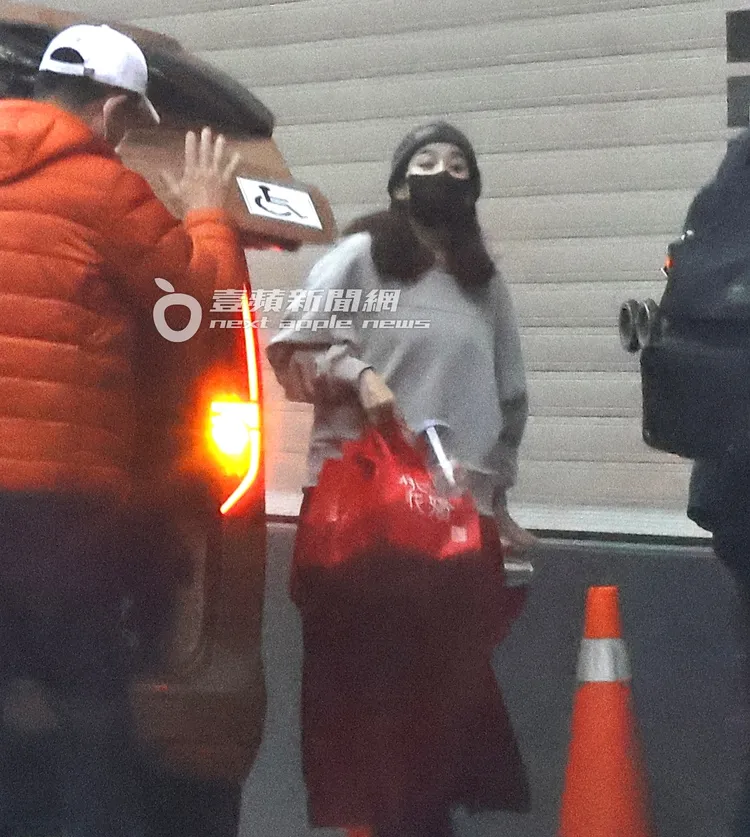 温貞菱（右）才上了車又連忙下車，司機揮手示意。特勤中心攝