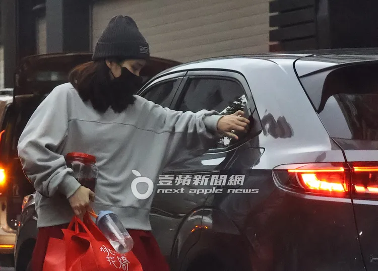 温貞菱開門上了另一輛多元計程車。特勤中心攝