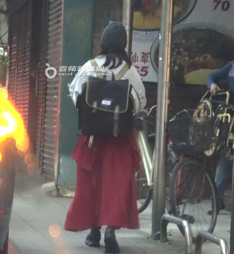 温貞菱疑似要過夜，背了大背包出門。特勤中心攝