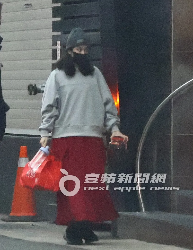 温貞菱望著經紀公司大樓看去。特勤中心攝