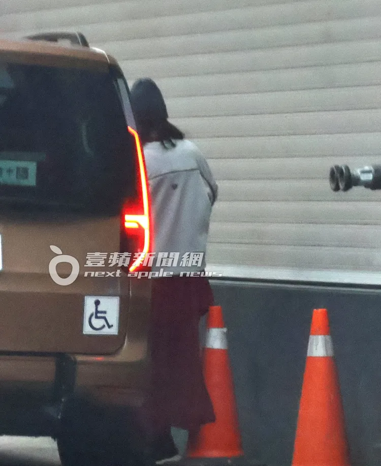 温貞菱先是上了1台廂型車。特勤中心攝