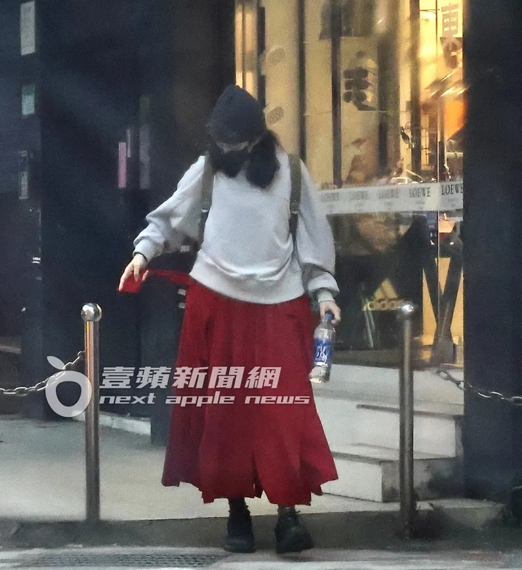 温貞菱返家又出門在路邊整理服裝。特勤中心攝