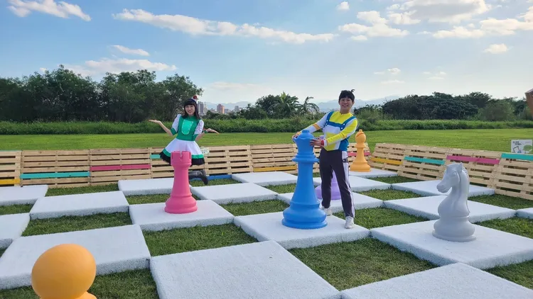 超巨型國王皇后西洋棋盤，讓大人也能重溫懷舊感十足的童玩設計。新北市政府提供