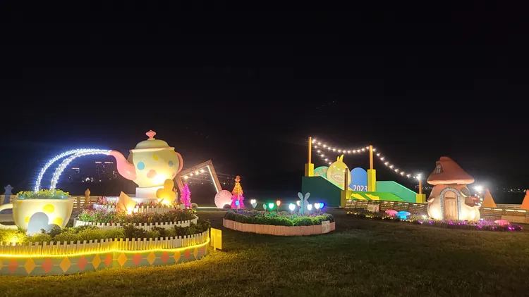 鴨鴨公園夜晚燈光美景。新北市政府提供