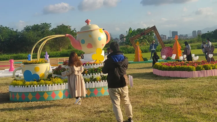 童話故事場景都搬進鴨鴨公園內。黃子騰攝